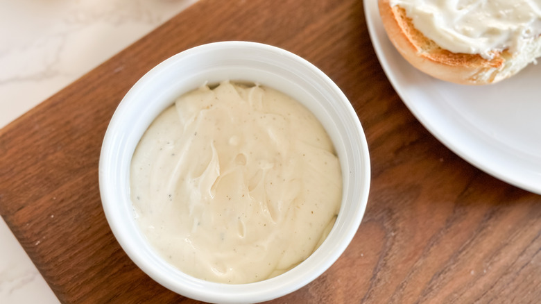 Alioli de Ajo Casero: La Receta Fácil y Versátil para Elevar tus Platillos
