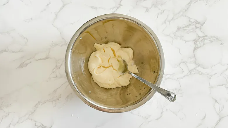 Alioli de Ajo Casero: La Receta Fácil y Versátil para Elevar tus Platillos