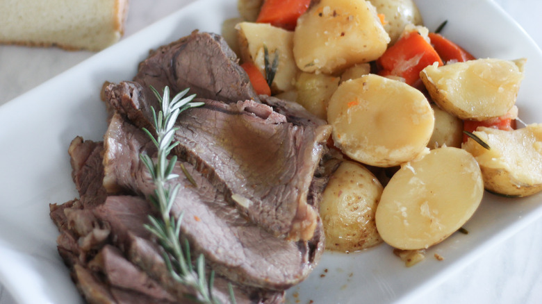 Asado de Olla de Res: La Receta Clásica Perfecta para un Domingo Familiar