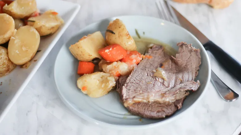 Asado de Olla de Res: La Receta Clásica Perfecta para un Domingo Familiar