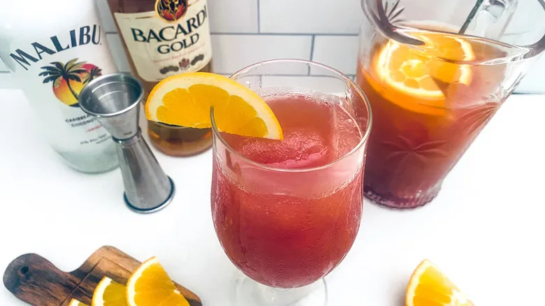 Bahama Mama: La Receta Definitiva del Cóctel Tropical Evergreen para Relajarse