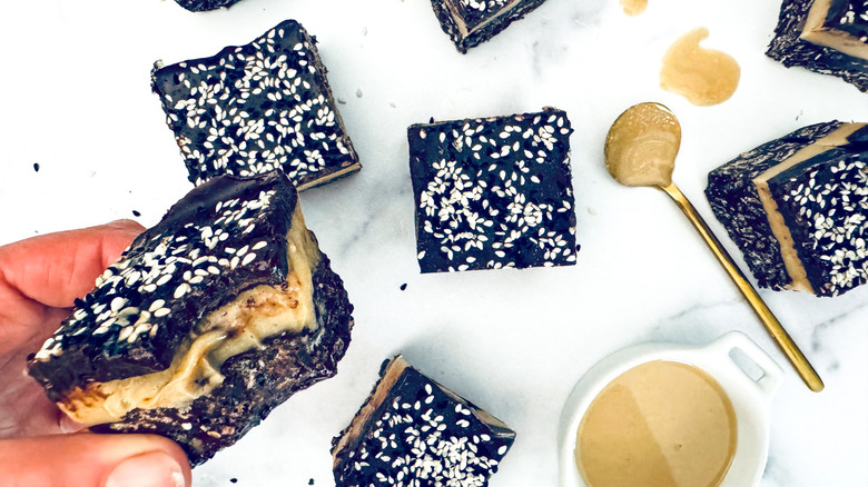 Barras de Chocolate Rellenas de Tahini Salado: Una Delicia Saludable y Exquisita