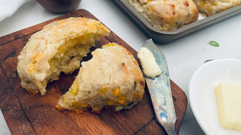 Biscuits de Cheddar y Cebollín: Receta Infalible para Bizcochos Hojaldrados y Deliciosos