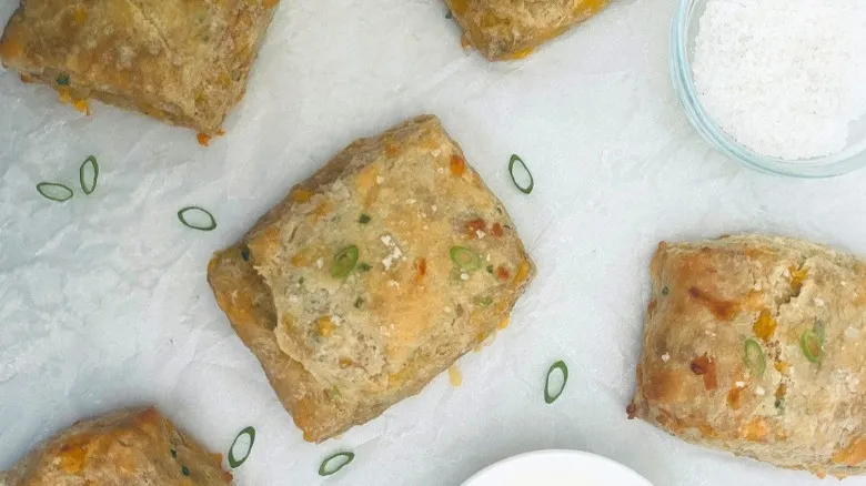 Biscuits de Cheddar y Cebollín: Receta Infalible para Bizcochos Hojaldrados y Deliciosos