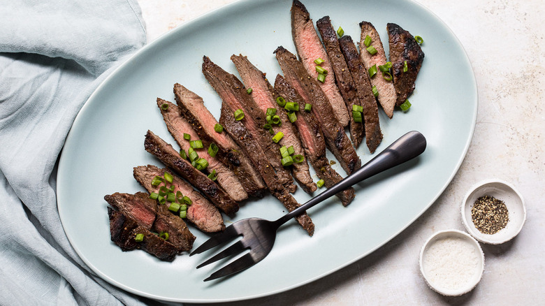 Bistec Flat Iron al Horno: Receta Fácil para un Platillo Jugoso y Tierno