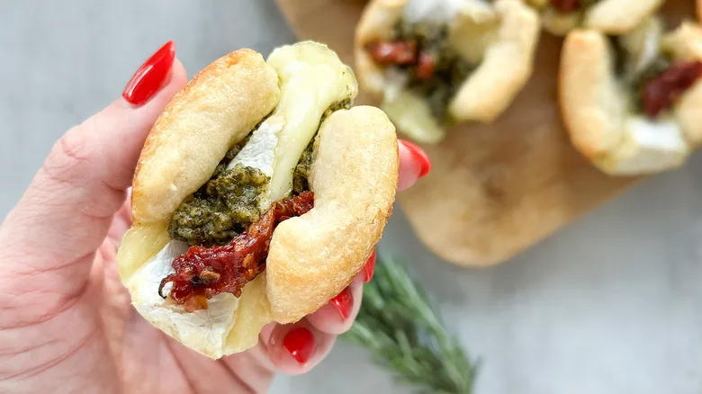Bocaditos de Brie con Pesto: El Aperitivo Elegante y Fácil para Impresionar