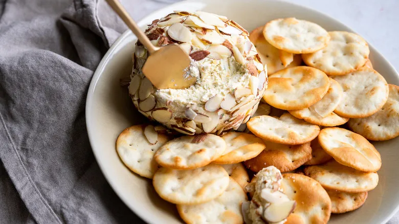 Bolita de Queso Cheddar Clásica: La Receta Irresistible para Tus Fiestas