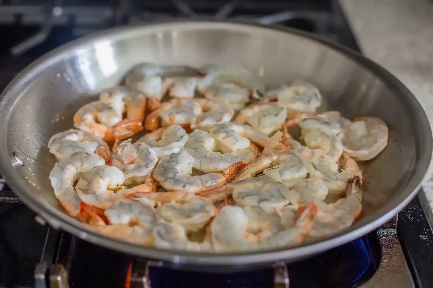 Camarones al Pesto con Tomates Cherry: Receta fácil y deliciosa