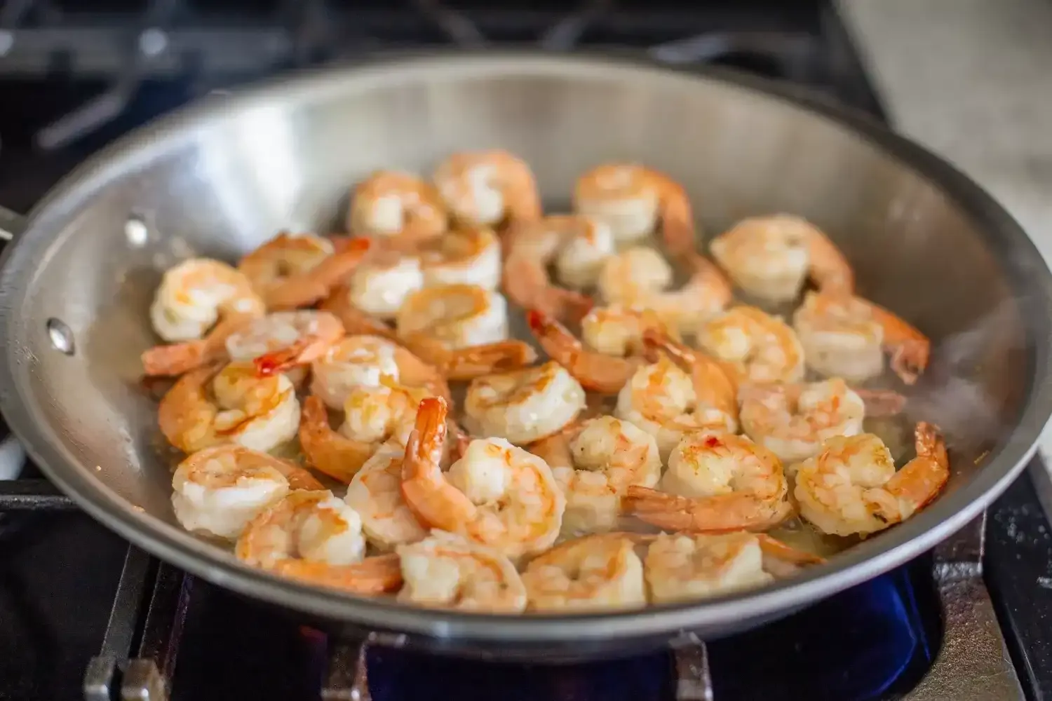 Camarones al Pesto con Tomates Cherry: Receta fácil y deliciosa