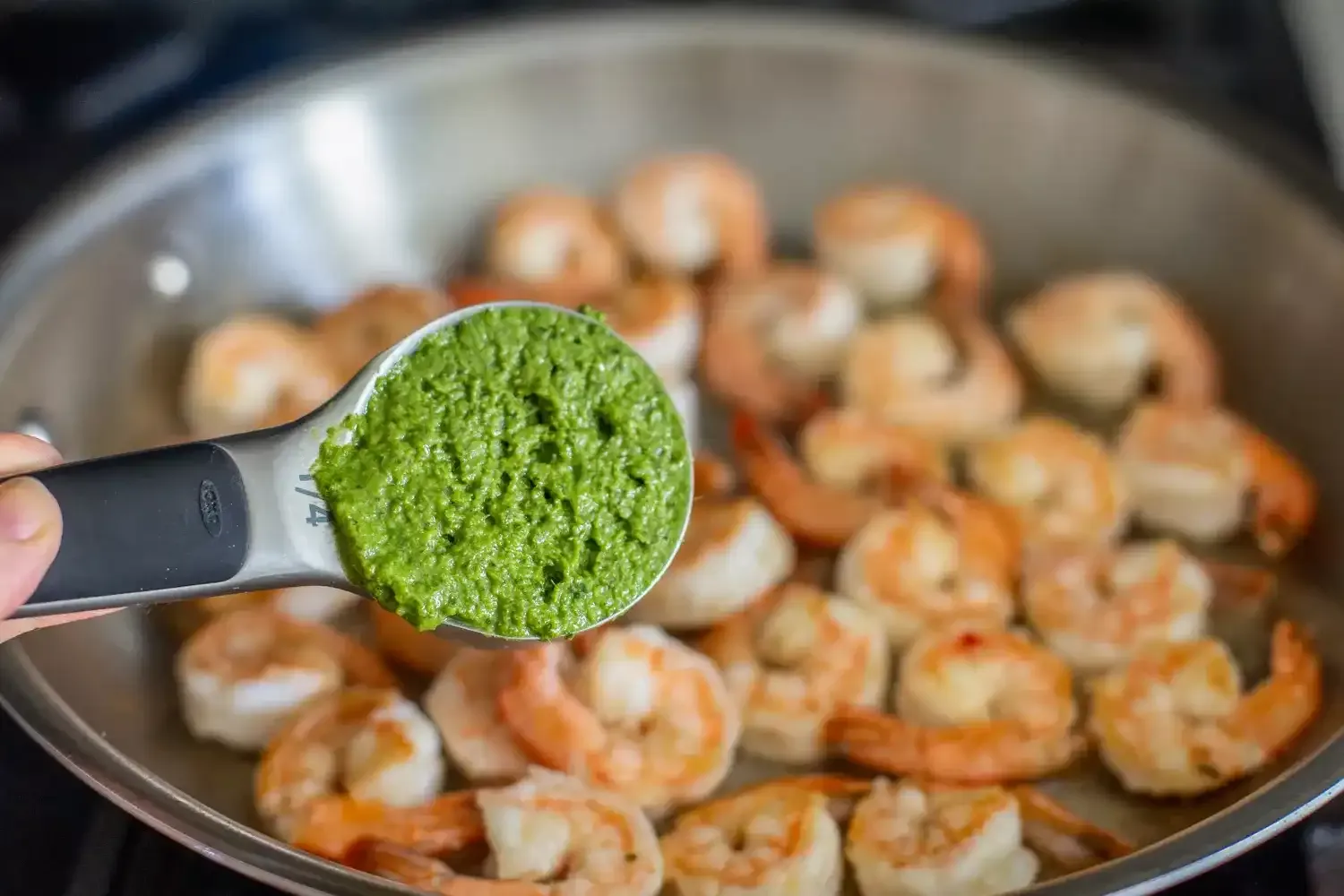 Camarones al Pesto con Tomates Cherry: Receta fácil y deliciosa