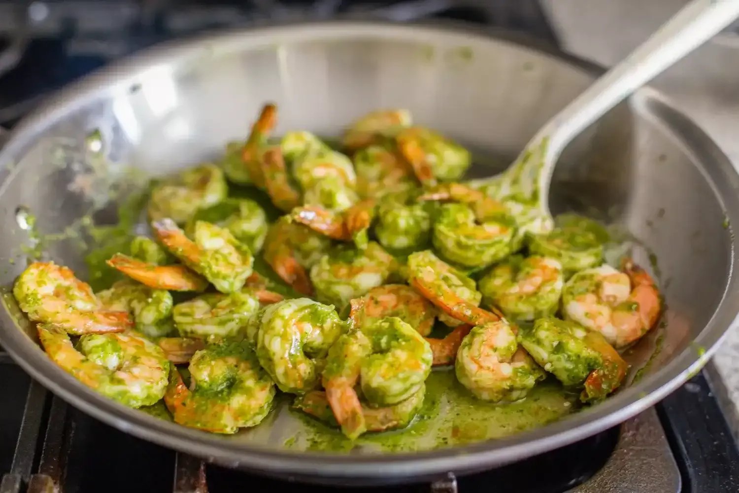 Camarones al Pesto con Tomates Cherry: Receta fácil y deliciosa