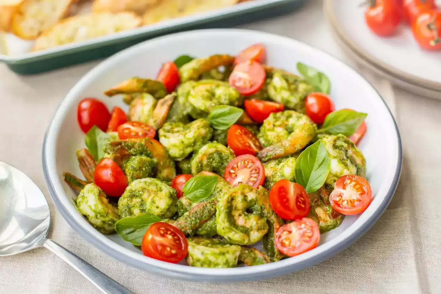 Camarones al Pesto con Tomates Cherry: Receta fácil y deliciosa