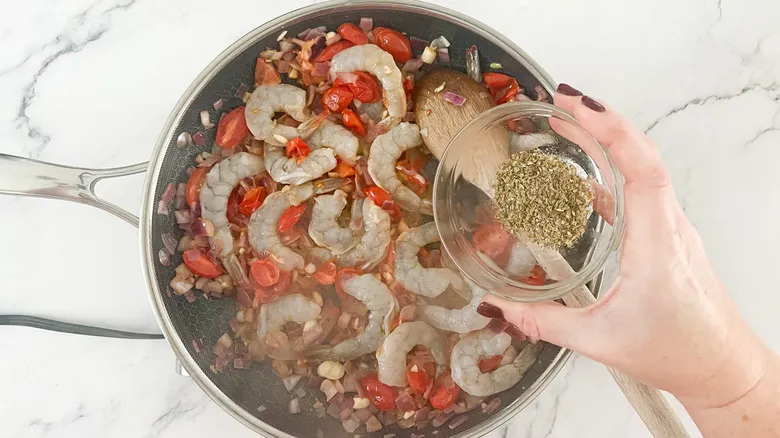 Camarones y Sémola Mediterráneos: La Fusión Culinaria Perfecta para tu Mesa