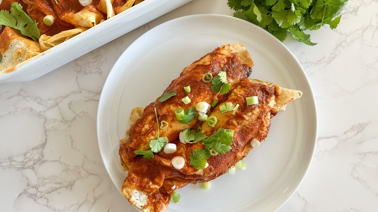 Cazuela de Enchiladas Veganas con Chorizo de Tofu: Sabor y Nutrición en Tu Mesa