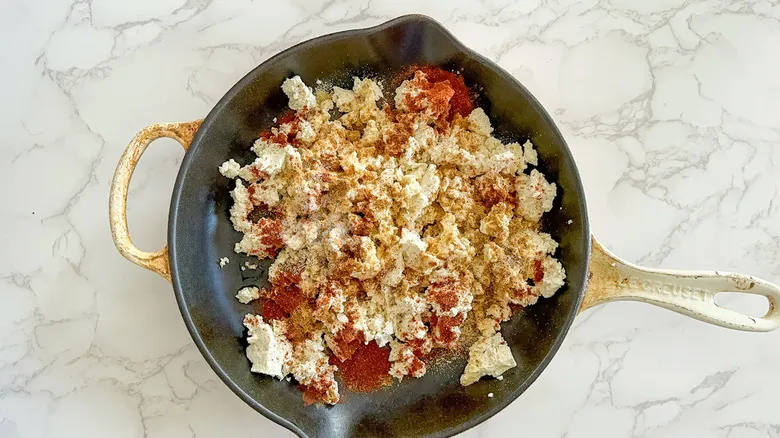 Cazuela de Enchiladas Veganas con Chorizo de Tofu: Sabor y Nutrición en Tu Mesa