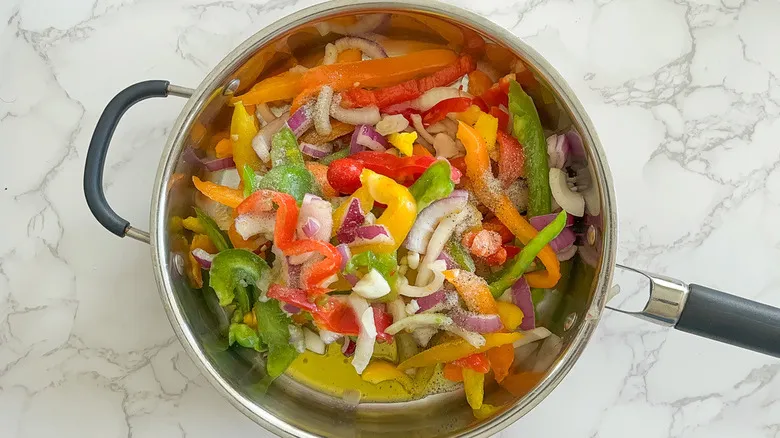 Cazuela de Enchiladas Veganas con Chorizo de Tofu: Sabor y Nutrición en Tu Mesa