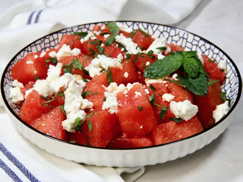 Celebra el verano con una ensalada de sandía, queso feta y menta