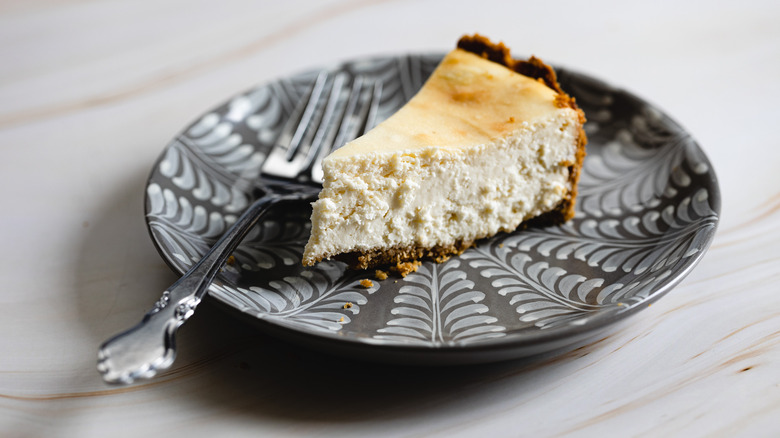 Receta Clásica de Cheesecake Horneado Estilo Nueva York: Guía Paso a Paso para un Postre Perfecto