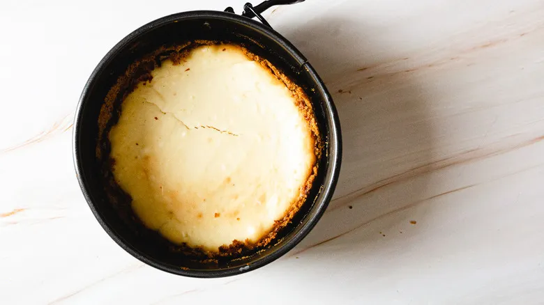Receta Clásica de Cheesecake Horneado Estilo Nueva York: Guía Paso a Paso para un Postre Perfecto