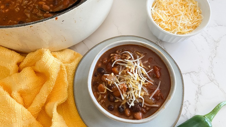 Chili Suroeste Auténtico: Receta Tradicional con Chiles Verdes y Frijoles