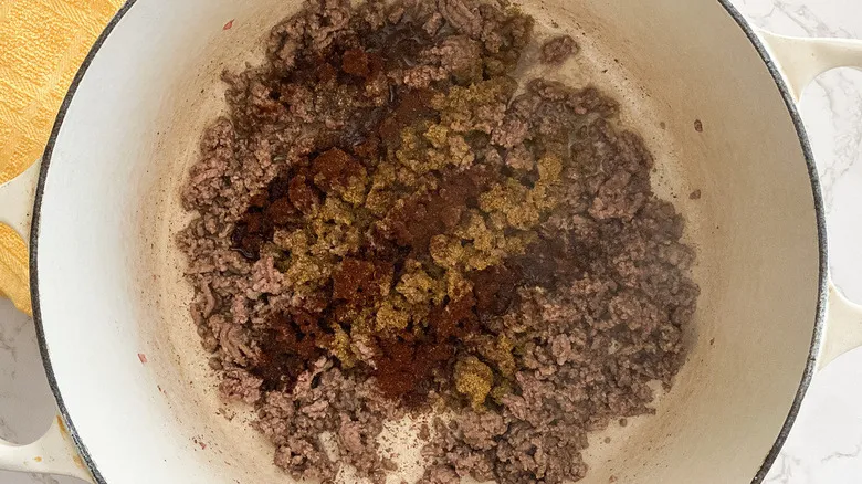 Chili Suroeste Auténtico: Receta Tradicional con Chiles Verdes y Frijoles