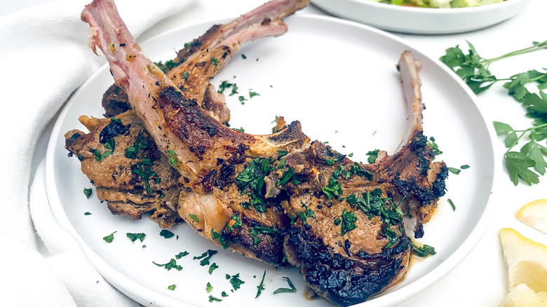 Chuletas de Cordero al Estilo Griego: Receta Fácil para un Sabor Inolvidable y Saludable