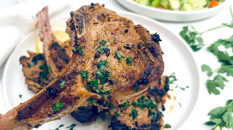 Chuletas de Cordero al Estilo Griego: Receta Fácil para un Sabor Inolvidable y Saludable