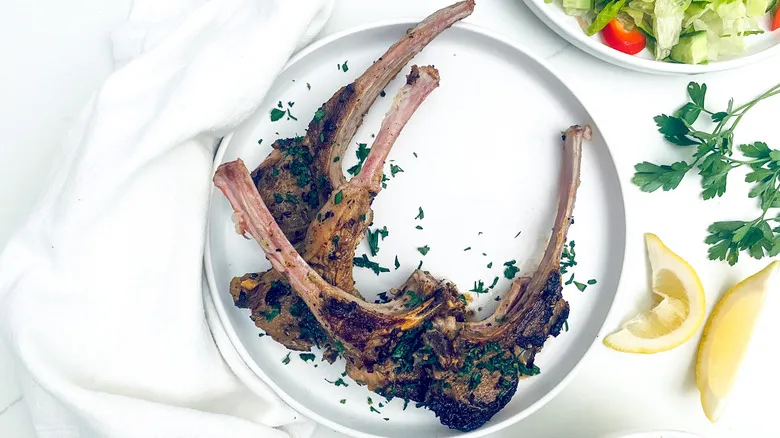 Chuletas de Cordero al Estilo Griego: Receta Fácil para un Sabor Inolvidable y Saludable