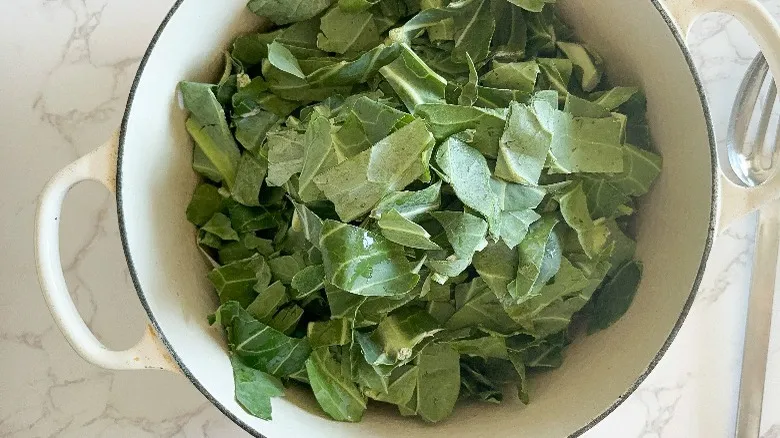 Col Rizada Guisada con Tocino: Un Manjar Nutritivo que Deleita tu Paladar