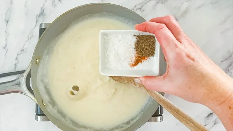 Cómo Preparar Salsa Country con Grasa de Tocino: Un Clásico del Desayuno Fácil y Rápido