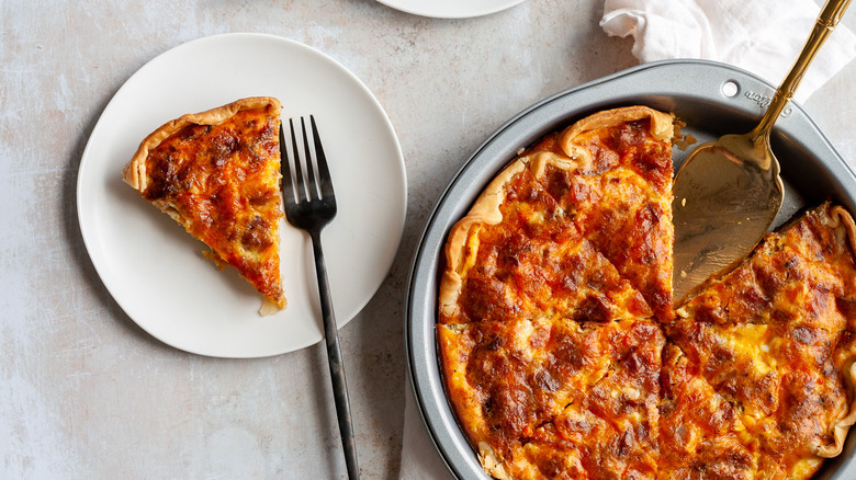 Cómo Preparar un Quiche de Tocino y Queso Cheddar: Receta Clásica y Fácil para el Desayuno