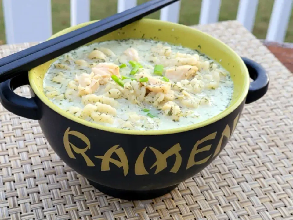 Sopa cremosa de ramen de pollo con eneldo