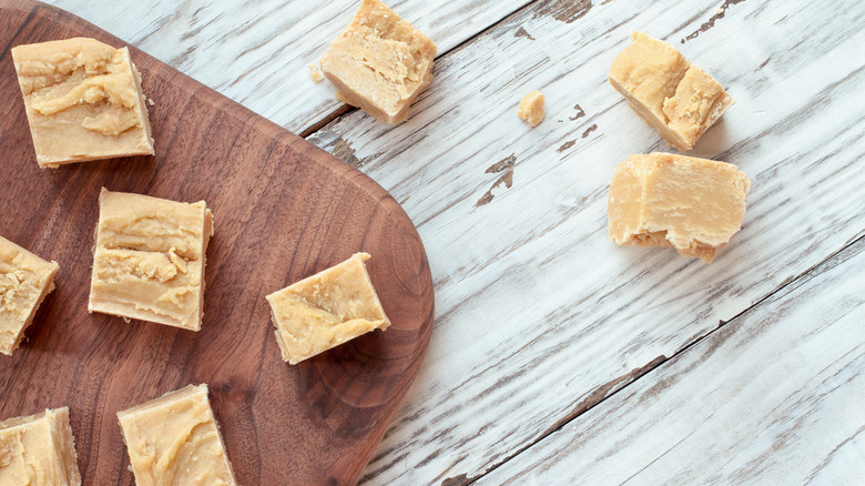 Delicioso Fudge de Mantequilla de Maní: Solo 2 Ingredientes y 5 Minutos