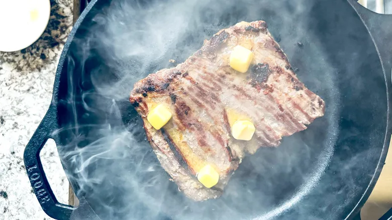 Dominando el Skillet: Bistec y Papas con Mantequilla de Ajo para Cualquier Ocasión
