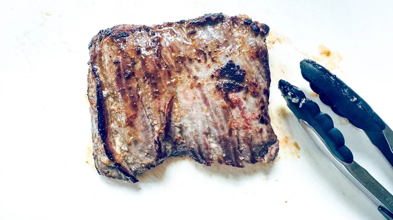 Dominando el Skillet: Bistec y Papas con Mantequilla de Ajo para Cualquier Ocasión