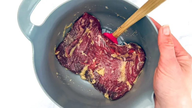 Dominando el Skillet: Bistec y Papas con Mantequilla de Ajo para Cualquier Ocasión