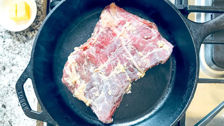 Dominando el Skillet: Bistec y Papas con Mantequilla de Ajo para Cualquier Ocasión
