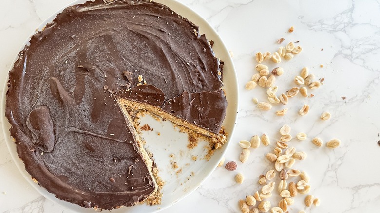 Dominando la Receta del Pastel Gigante de Mantequilla de Maní y Chocolate Estilo Reese's