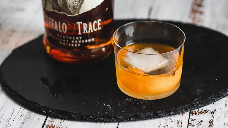 El Clásico Cóctel Old Fashioned: Historia, Receta y Preparación Paso a Paso