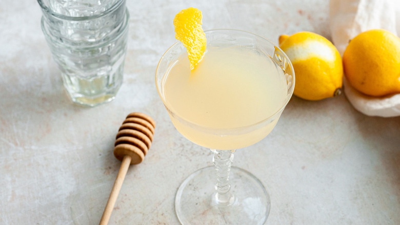 El Cóctel Bee's Knees: Receta Clásica e Historia de un Ícono de la Mixología