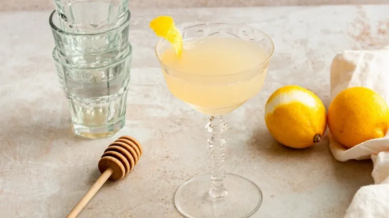 El Cóctel Bee&#x27;s Knees: Receta Clásica e Historia de un Ícono de la Mixología
