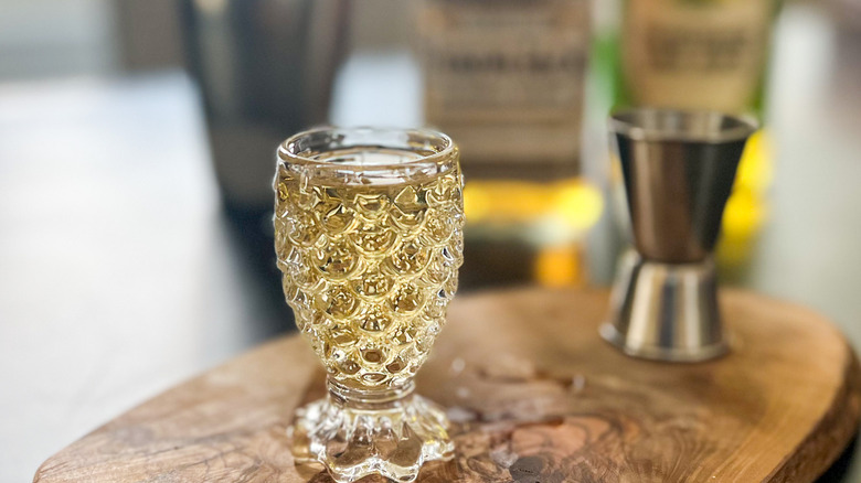 El Intenso Shot Mordida de Serpiente: Despierta la Fiesta con Yukon Jack