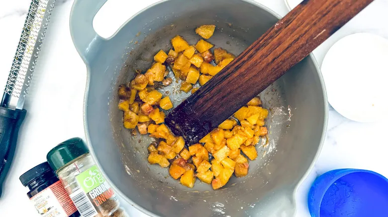 Empanaditas de Mano Caseras: Receta Fácil y Versátil con Relleno de Durazno y Arándano