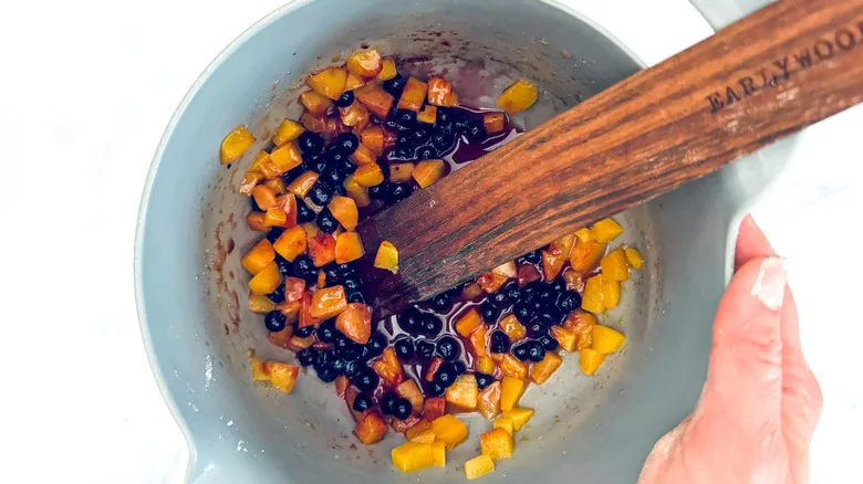 Empanaditas de Mano Caseras: Receta Fácil y Versátil con Relleno de Durazno y Arándano