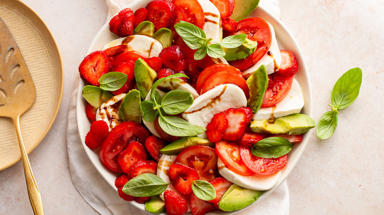 Ensalada Caprese Innovadora: Fresa y Aguacate, Una Fusión Fresca y Deliciosa