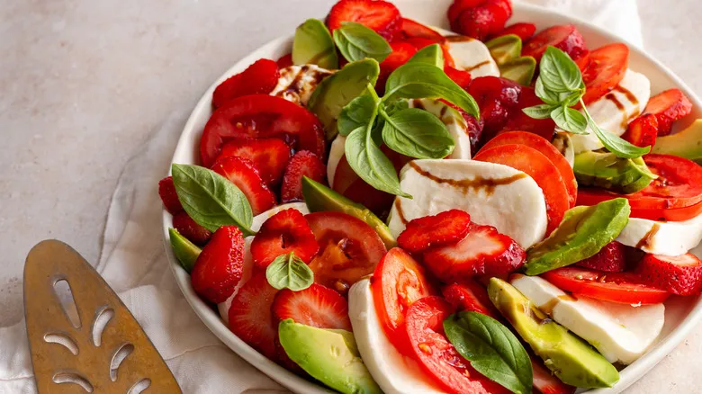 Ensalada Caprese Innovadora: Fresa y Aguacate, Una Fusión Fresca y Deliciosa