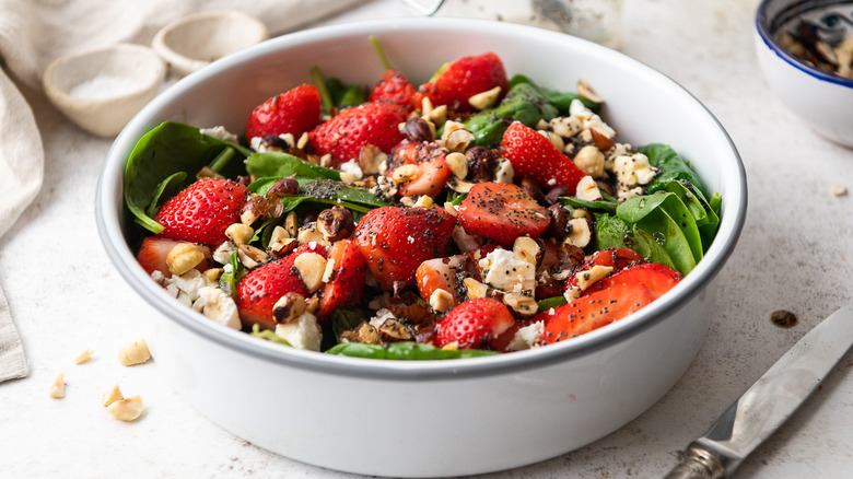 Ensalada de Espinaca y Fresa: Un Deleite Saludable y Refrescante para Cualquier Momento