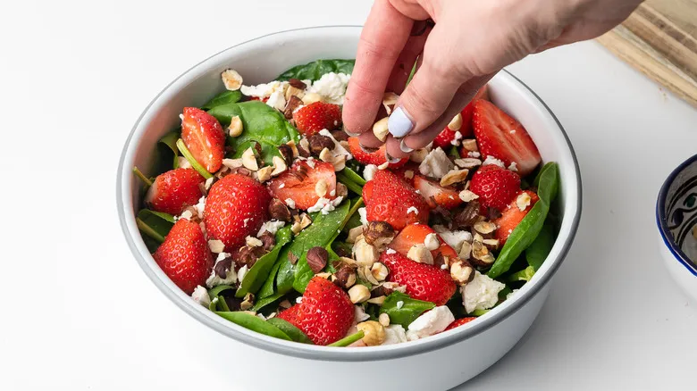 Ensalada de Espinaca y Fresa: Un Deleite Saludable y Refrescante para Cualquier Momento