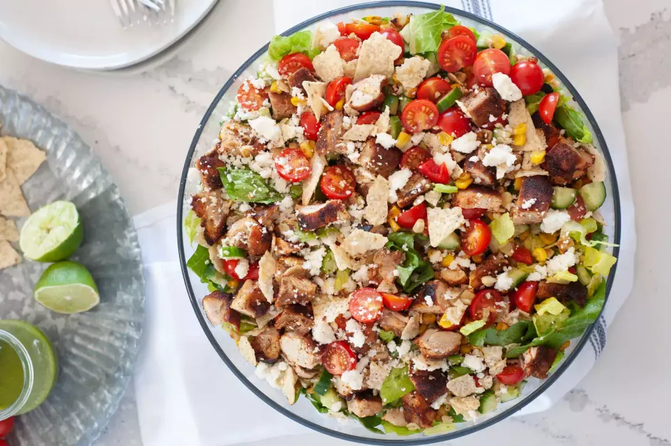 Ensalada de Pollo Tex-Mex con Aderezo de Cilantro y Limón