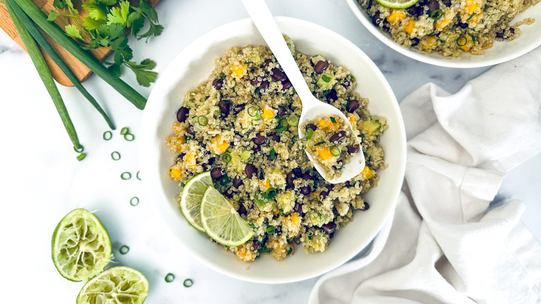 Ensalada de Quinoa, Mango y Aguacate: Receta Vegana Refrescante y Nutritiva